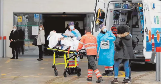  ?? ÁLVARO CARMONA ?? Ingreso de un paciente en las Urgencias del Hospital Reina Sofía de Córdoba