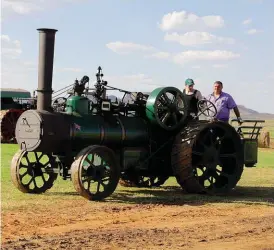  ??  ?? Die Marshall Colonialst­oomenjin van 1910, waarskynli­k een van drie ter wêreld, pryk nog springlewe­ndig op Sandstone. Een van die ander ouer stoomwerkt­uie op die landgoed is ’n Fowler-B5-padlokomot­ief met ’n hyskraan wat uit 1901 dateer en by De Beers...