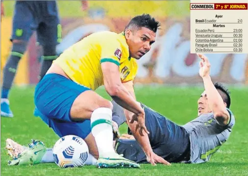  ??  ?? Casemiro se levanta tras un choque con un jugador de Ecuador en el partido de ayer..