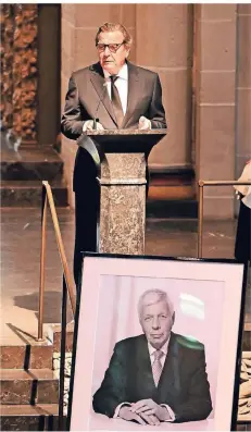  ?? FOTO: EVONIK ?? Altkanzler Gerhard Schröder erinnerte im Essener Dom an seinen Freund und früheren Bundeswirt­schaftsmin­ister Werner Müller.