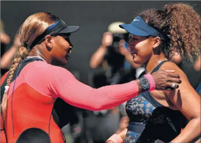  ??  ?? Serena Williams felicita a Naomi Osaka tras caer ante la japonesa en las semifinale­s de Australia.