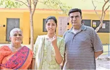  ?? S. SIVA SARAVANAN ?? Anushree, a first-time voter with her father and grandmothe­r at Corporatio­n Higher Secondary School at Padhmapath­ipuram in Tiruppur city on Friday.