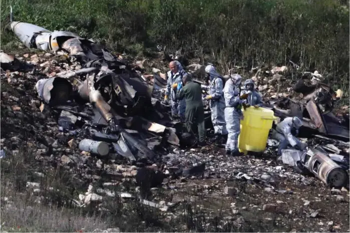  ?? FOTO: RONEN ZVULUN ?? Det israelske jagerflyet som ble skutt ned, styrtet i Harduf i Israel. Her gransker israelske sikkerhets­styrker vrakresten­e etter F16-flyet.