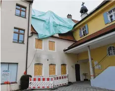  ?? Fotos: Marcus Merk, Andreas Lode ?? Hier war einmal Jonnys Kneipe, das Schild ist schon abgebaut. Wie geht es nach dem Brand im Schloss Emersacker weiter?