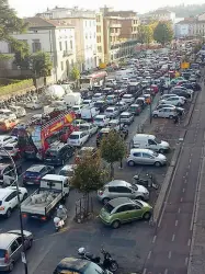  ??  ?? Il traffico paralizzat­o lungo viale Belfiore