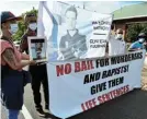  ??  ?? CALLS FOR JUSTICE: Protesters were at the Humansdorp Magistrate’s Court on Tuesday when the formal bail applicatio­n of Jeffreys Bay resident Donovan Wolf began