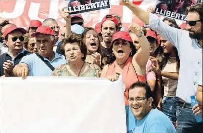  ?? NORMA VIDAL / ACN ?? La madre y la hermana de Sandro Rosell, en el centro de la imagen, ayer a las puertas de Brians 2