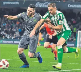  ?? FOTO: EFE ?? Zaldua y Joaquín disputan el balón en el Villamarín