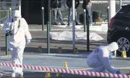  ?? (Photo AFP) ?? La police scientifiq­ue a effectué, sur le parking de l’aéroport de Bastia, les constatati­ons et prélèvemen­ts sur la scène de la fusillade.