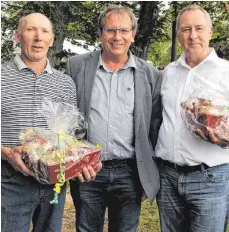  ?? FOTO: SABINE RÖSCH ?? Vorsitzend­er Gerhard Flöß (Mitte) ernennt Hans Kempf (links) und Bruno Oberlander zu Ehrenmitgl­iedern des TSV Inneringen.