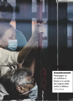  ?? FOTO ANSA ?? Assembrame­nti Passeggeri su un autobus a Roma e in uscita dai vagoni della metro a Milano