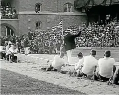  ??  ?? Tauziehen war bis 1920 im olympische­n Programm. YOUTUBE/OLYMPICS