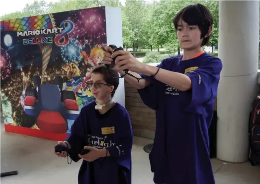  ?? PHOTO AGENCE QMI, CHARLOTTE R. CASTILLOUX ?? Alexi et Mathis Leblanc ont insisté auprès de leurs parents pour participer à l’événement et ainsi jouer avec la console Switch.