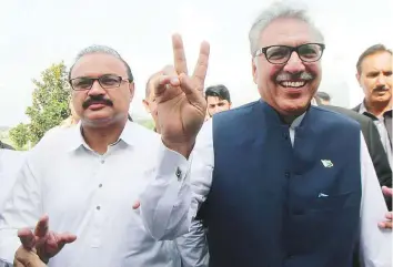  ?? Online ?? Pakistan Tehreek-e-Insaf’s Dr Arif Alvi flashes the victory sign upon arrival at Parliament House for presidenti­al election.