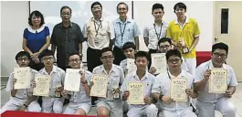  ??  ?? ▲2017年全柔華文獨­中電腦常識賽團體組得­獎者與師長及嘉賓合照。