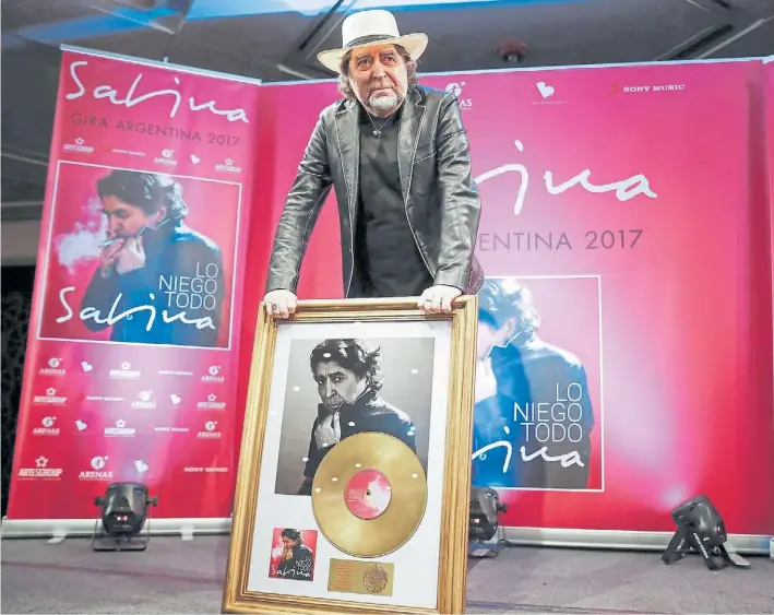  ?? DIEGO DÍAZ ?? Lengua filosa. “Yo soy más educado que Bob Dylan. Habría ido a recibir el premio Nobel”, dijo ayer Joaquín Sabina, junto a su disco de oro, en el Four Seasons.