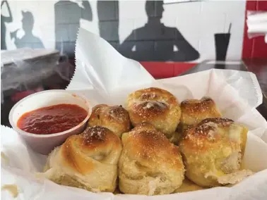  ?? STAFF PHOTO BY ANNE BRALY ?? The garlic rolls and marinara dipping sauce are made from scratch at Kenny’s Pizza & Subs.