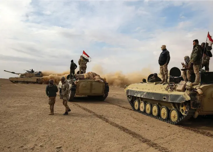  ?? FOTO: LEHTIKUVA / AFP PHOTO / AHMAD AL-RUBAYE ?? Irakiska soldater på jakt efter de sista IS-krigarna i provinsen Anbar nära gränsen till Syrien.