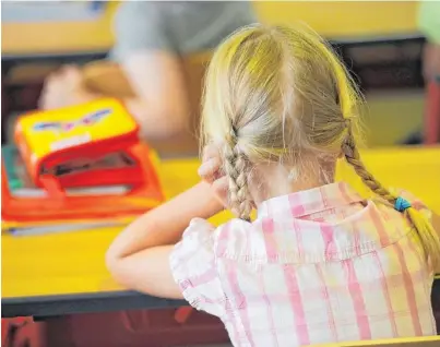  ?? FOTO: DPA ??                  Wenn Unterricht ausfällt, bleiben die Kinder im Stoff zurück. Die Landesregi­erung will gegensteue­rn.