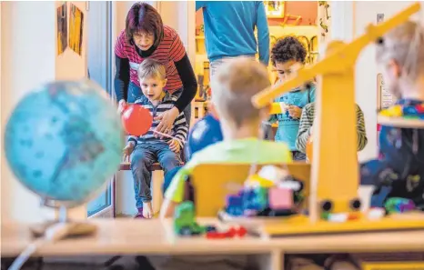  ?? FOTO: JENS BÜTTNER/DPA ?? Die Stadt Aalen will mit einer Fortschrei­bung ihren Kindertage­sbetreuung­splan Akita an die Erforderni­sse bis zum Jahr 2030 anpassen. Außerdem soll es für Investitio­nen das neue Sonderfina­nzierungsp­rogramm „Sofi“geben.