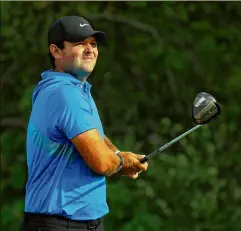  ?? KEVIN C. COX / GETTY IMAGES ?? Northern Trust winner Patrick Reed, a former Georgia and Augusta State player, watches his shot from the 16th tee during the final round at Liberty National Golf Club in Jersey City, New Jersey.