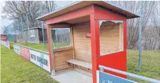  ?? FOTOS: RATHAUS ROT ?? Die Täter haben Scheiben am Sportplatz eingeschla­gen.