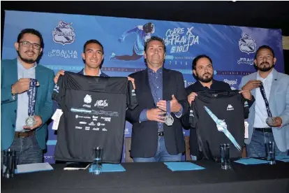  ?? ESPECIAL ?? La directiva del club blanquiazu­l presentó la camiseta y medalla conmemorat­ivas.