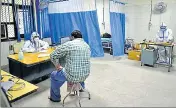  ?? VIPIN KUMAR/HT ?? A doctor interacts with a visitor at a Delhi hospital.