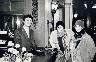  ??  ?? Amedeo Musto D ’Amore 1981 am Empfang des „Vier Jahreszeit­en“mit einer Opernsänge­rin und ihrer Tochter