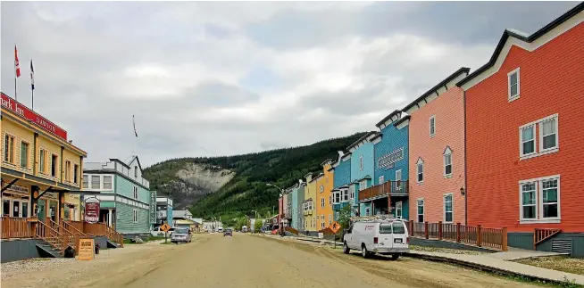  ?? MARTIN SCHNEITER/123RF ?? Historic buildings and typical traditiona­l wooden houses in the main street in Dawson City.