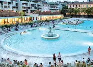  ??  ?? In sicurezza La piscina di via Botta riapre al pubblico