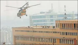  ?? AP ?? Afghan soldiers descend from a helicopter on to the roof of the hospital.