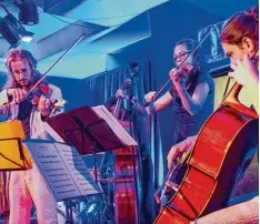  ?? Foto: Zwang Eriksson ?? Die Besetzung ist ungewöhnli­ch: Bei „DuckTapeTi­cket“spielen ein Streich und ein Jazztrio zusammen.