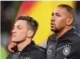  ?? Foto: Witters ?? Hymnenhalt­ung: Jérôme Boateng (rechts) singt, Mesut Özil nicht.