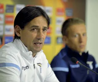  ??  ?? Ottimista Simone Inzaghi, a sinistra, durante la conferenza di ieri a Bucarest. Al suo fianco Lucas Leiva