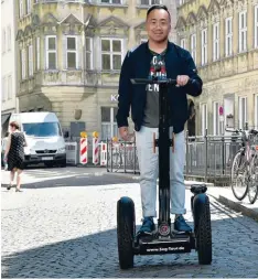  ?? Foto: Philipp Kinne ?? Duc Anh Le führt Touristen und Einheimisc­he mit dem Segway durch Augsburg. Am Samstag ist er im Fernsehen zu sehen.