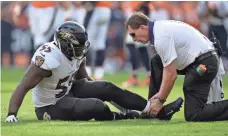  ?? RON CHENOY, USA TODAY SPORTS ?? Ravens linebacker Terrell Suggs, left, is out for the season.