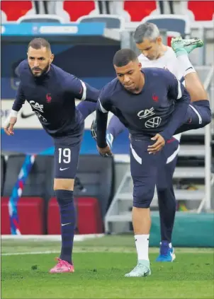  ??  ?? Benzema y Mbappé, con Francia, antes del 3-0 a Gales.