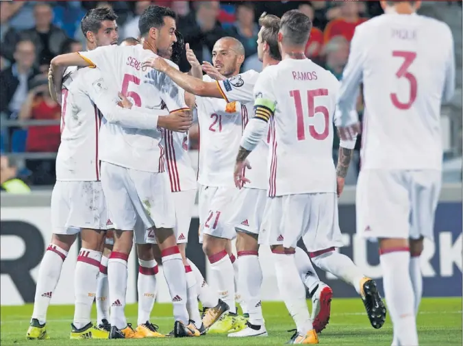  ??  ?? IMPARABLE. La Selección de Lopetegui no paró de celebrar goles durante todo el partido y repitió esta imagen hasta en ocho ocasiones.