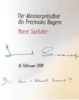  ?? Foto: Wyszengrad ?? Mit diesem Eintrag hat der damalige Mi nisterpräs­ident Horst Seehofer „Ge schichte“geschriebe­n.