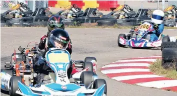  ?? —photo fournie ?? Zachary Stakenberg est un pilote de kart de compétitio­n sérieux, dans un sport automobile qui exige le même type de dévouement, de concentrat­ion, de techniques de conduite et de contrôle au volant que dans les courses de Formule 1 profession­nelles. Ce jeune homme de 15 ans de Rockland rêve de prendre un jour le volant d’une voiture de course de grande taille, mais pour l’instant, il se concentre sur le plaisir et le perfection­nement de ses compétence­s en matière de course sur les pistes de karting du Québec et de l’Ontario.