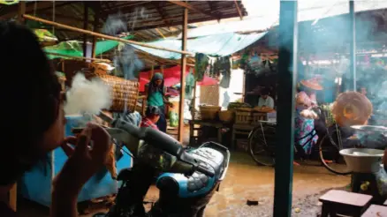  ??  ?? BUSTLING. On a cold, rainy day in Nyaung-U market.