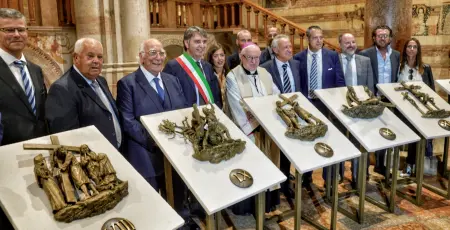  ??  ?? L’opera Realizzata dallo scultore Alessandro Mutto, ieri è stata benedetta dal vescovo Zenti con i mecenati che l’hanno sostenuta