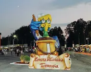  ??  ?? In provincia
A sinistra Una foto d’archivio del concorso di bellezza del Festival del Garda
A destra L’anatra Pitanara accoglie partecipan­ti e ospiti alla sagra di Tarmassia