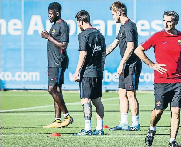  ??  ?? Ernesto Valverde, en una imagen del entrenamie­nto de ayer, dio su primera lista de convocados de carácter oficial