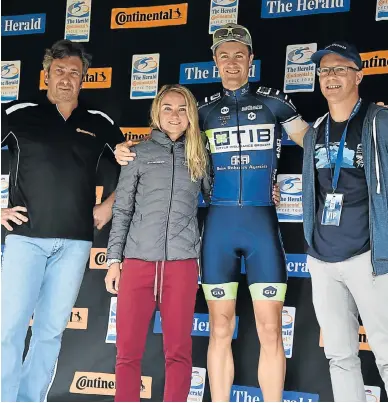  ??  ?? DEFENDING CHAMPS: Celebratin­g their 80km win last year are Anriette Schoeman, of Team Africa Silks, and Andrew Hill, of Team TIB Insurance. Congratula­ting them are Continenta­l Tyre SA managing director Shaun Uys, left, and Herald and Weekend Post...