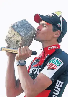  ?? FOTO: AP ?? Eine Trophäe wie das Streckenpr­ofil: Greg van Avermaet gibt dem stilisiert­en Pflasterst­ein als Paris-Roubaix-Sieger ein Küsschen.