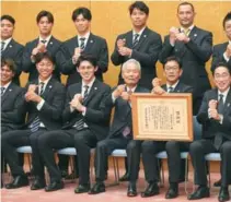  ?? AP/KIMIMASA MAYAMA ?? El equipo japonés en la visita a Kishida.