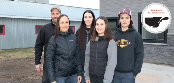  ?? ?? Martin Caron et Josée Deschênes en compagnie de leurs trois enfants, Arianne, Sarah-Maude et Xavier.