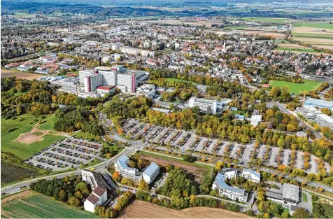  ?? Foto: Ulrich Wagner ?? Meistens voll belegt sind schon heute die Parkfläche­n rund ums Klinikum Augsburg.